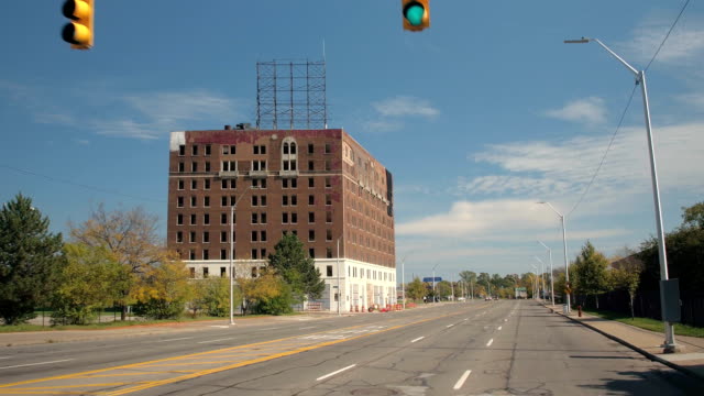 CLOSE-UP-unvollständig-und-verlassenen-Wohnblock-am-Straßenrand-in-Detroit,-USA