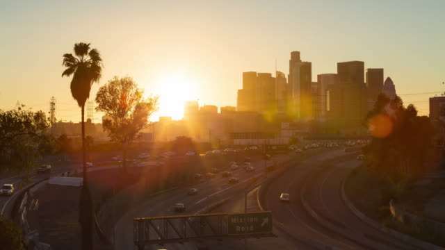 Die-Innenstadt-von-Los-Angeles-und-Freeway-Tag-zu-Nacht-Sonnenuntergang-Timelapse