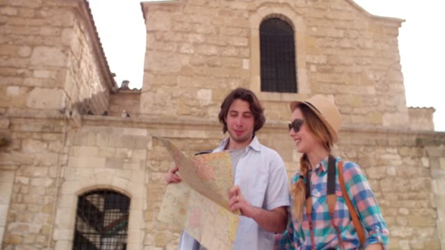 Junge-Touristen-paar-mit-Besuch-einer-antiken-Stadt-Karte