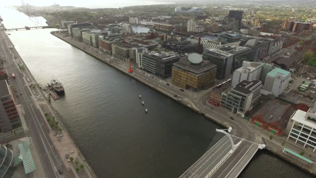River-Liffey,-Dublin---Drone