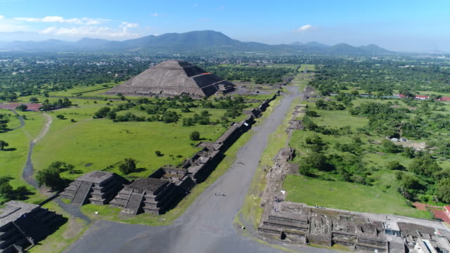 Aerial-view-of-pyramids-in-ancient-mesoamerican-city-of-Teotihuacan,-Pyramid-of-the-Sun,-Valley-of-Mexico-from-above,-Central-America,-4k-UHD
