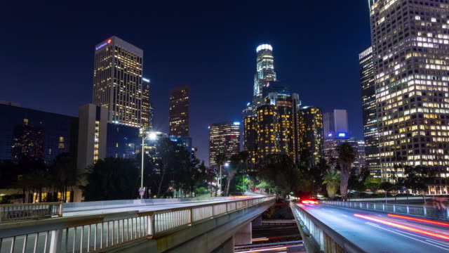 Die-Innenstadt-von-Los-Angeles-bei-Nacht-Zeitraffer-mit-Panning