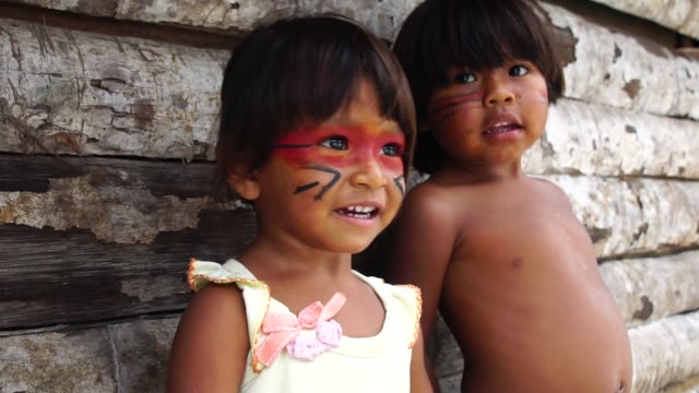 Lindo-niño-brasileño-nativo-de-Tupi-Guarani-tribu,-Brasil