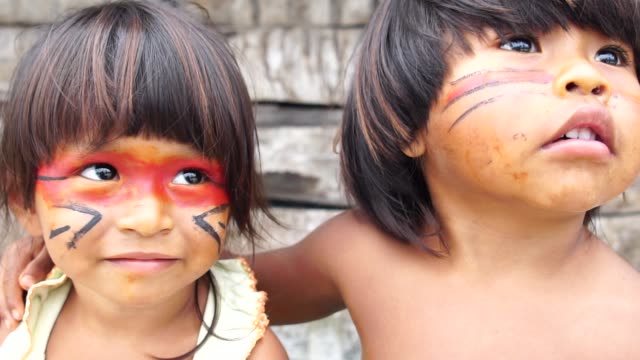 Niedliche-Native-brasilianischen-Kind-aus-Tupi-Guarani-Stamm,-Brasilien