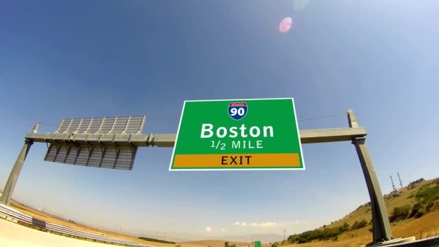 4-K-por-la-carretera/la-autopista,-tome-la-salida-en-la-señal-de-la-ciudad-de-Boston,-Massachussets