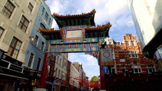 Multitudes-de-turistas-de-sol-de-la-puerta-de-chinatown-impresionante-Londres