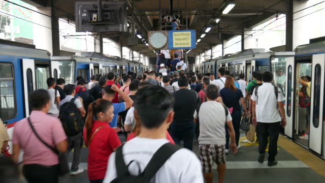 Manila-Rail-Transit-Train-and-commuters