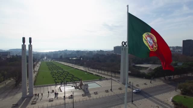 Bandera-de-Portugal-en-el-Parque-Eduardo-VII,-Lisboa,-Portugal