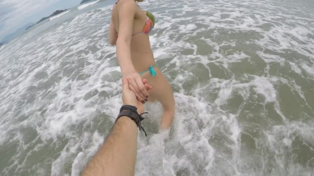 Paar-Hände-halten-am-Strand