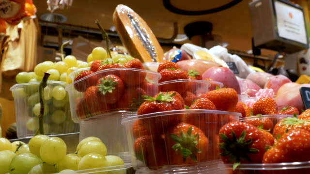 Contador-con-frutas-en-un-mercado-de-La-Boquería.-Barcelona.-España
