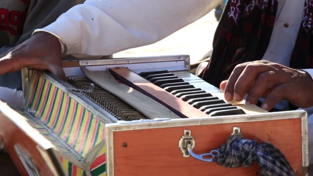 Traditionelle-Musikinstrumente-Harmonium-spielt-in-Jaisalmer,-Rajasthan,-Indien