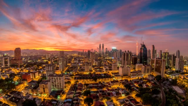 Noche-de-skyline-de-la-ciudad-de-Kuala-Lumpur-a-día-amanecer-timelapse,-lapso-de-tiempo-de-4K-de-Malasia