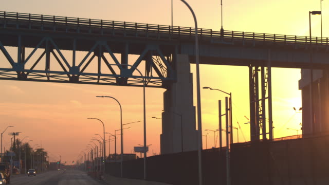 CLOSE-UP:-Fahrt-durch-die-Industriezone-in-Detroit-Stadt-am-goldenen-Sonnenuntergang