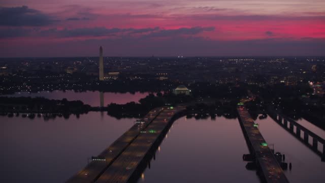 Fliegen-über-dem-Potomac-River-Brücken-mit-Jefferson-Memorial-und-Washington-Monument-in-Ferne.
