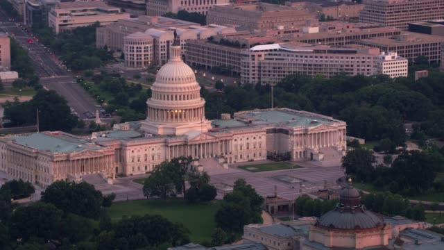 Vista-aérea-del-edificio-Capitol-en-luz-temprano-en-la-mañana.