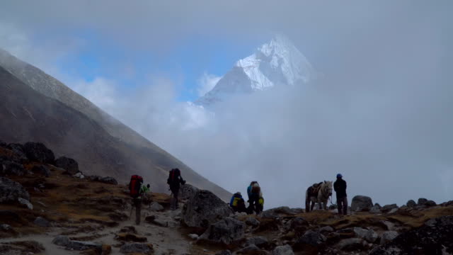 Turístico-y-porter-en-el-Himalaya