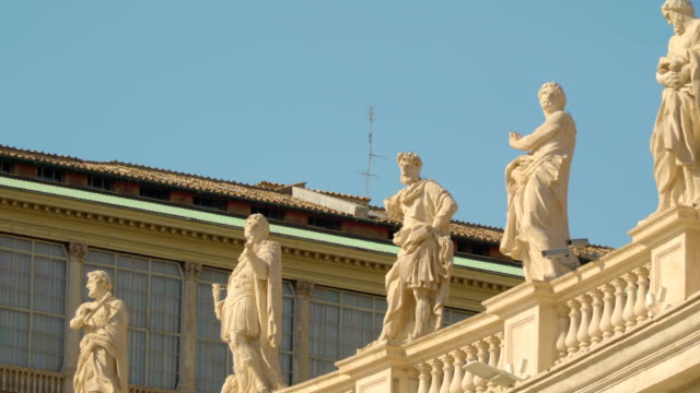 Große-Statuen-auf-die-Tempelmauer-im-Vatikan-Rom-Italien