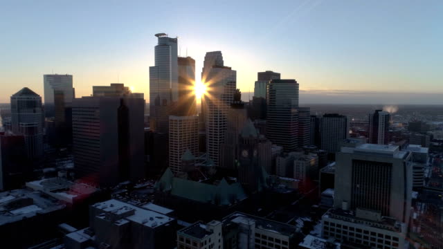 Minneapolis-Skyline---Sonnenuntergang---Antenne-filmische