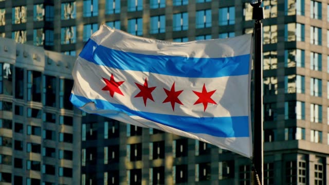 Cine-Chicago-bandera-meciéndose-al-anochecer