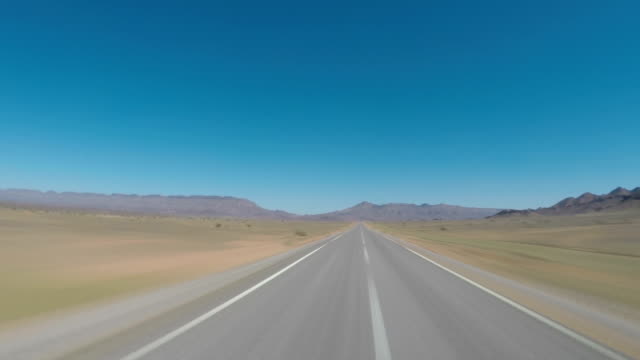 Sin-fisuras-bucle-movimiento-blure-POV-conducción-tirado-en-una-carretera-vacía