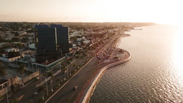 Hermosa-puesta-de-sol-sobre-el-mar-y-la-ciudad.-Vista-aérea-de-Malecón-de-Campeche-y-el-mar.-Caminadora-y-bicicleta-de-ruta-en-el-paseo-marítimo