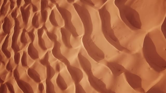 Top-Luftbild-auf-Sanddünen-in-der-Wüste-Sahara