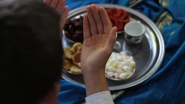 Die-Ramadan-Iftar.-Mann,-der-betet