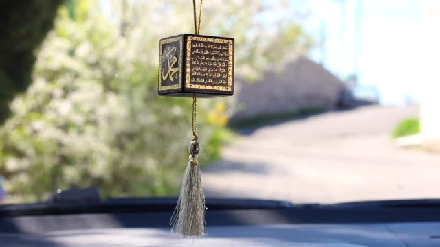 Símbolo-religioso-islámico-en-el-espejo-del-coche