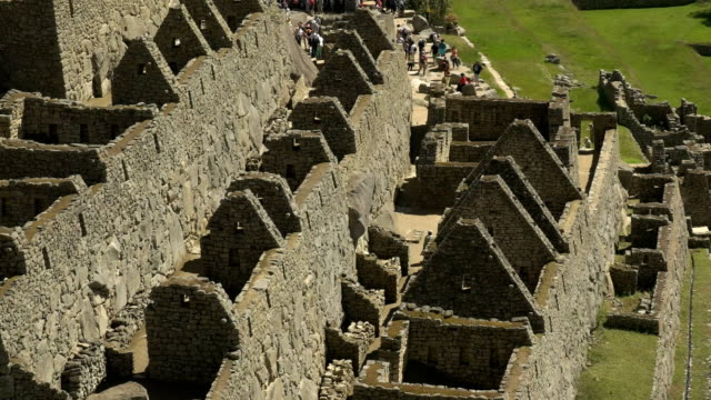 Neigung-nach-unten-Schuss-der-Ruinen-von-Machu-Picchu-hautnah