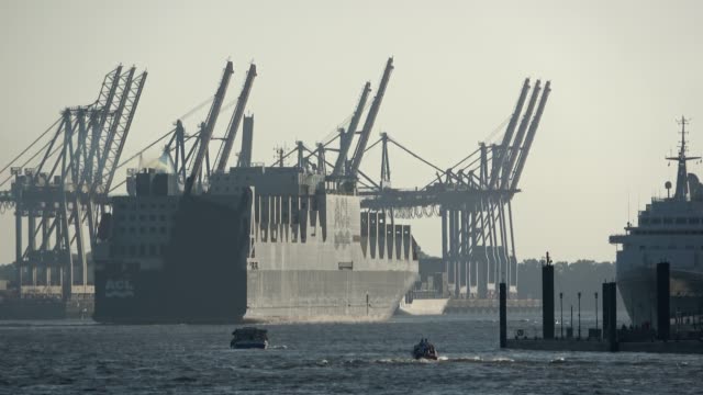 Ro-Ro/Container-Carrier,-Containerschiff,-Ladekranen,-Hafen-Hamburg,-4K