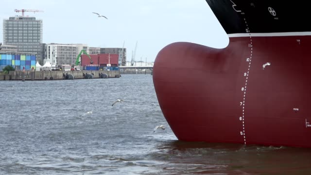 Culbous-de-proa-de-buques-portacontenedores,-Puerto-de-Hamburgo,-protección,-Rammschutz,-4K-de-ram