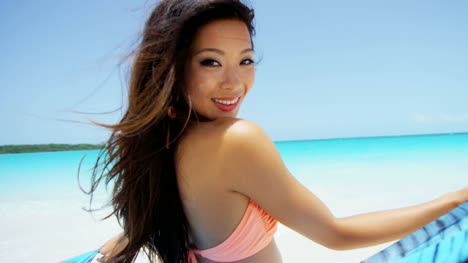 Junge-asiatische-chinesische-Mädchen-im-Bikini-am-Strand