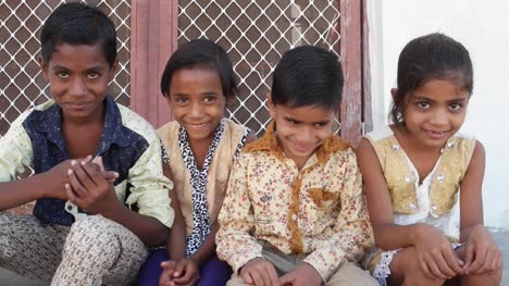 Indische-Kinder-mit-dem-Kopf-nach-unten-aber-immer-noch-lächelnd-süffisant,-handheld