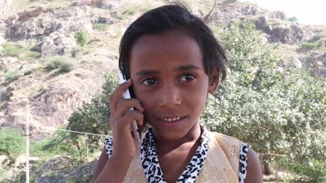Precioso-poco-indio-hablando-por-su-teléfono-celular-móvil