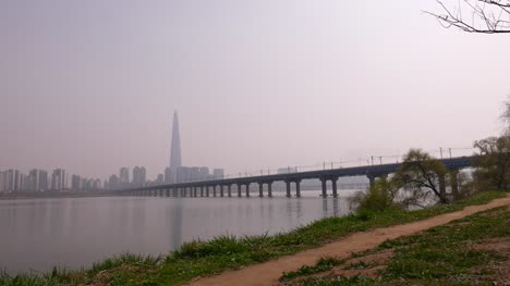 Panorama-en-Seúl-Lotte-World-Tower,-río-Hun-y-puente-ferroviario-de-Jamsil