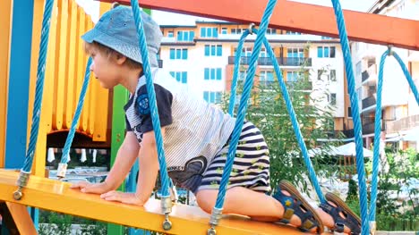 Fröhlicher-junge-Spaß-im-Freizeitpark-für-Kinder
