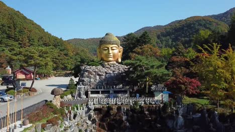 Vista-aérea-otoño-de-estatua-de-Buda-en-templo-de-Wawoo,-Yong-in-Seúl,-Corea