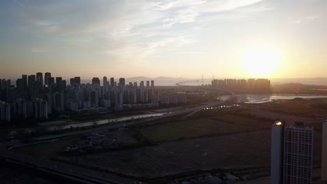 Luftaufnahme-des-Sonnenuntergangs-am-Incheon-Brücke,-Seoul,-Südkorea