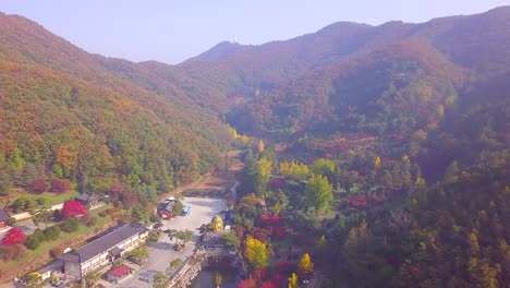 Vista-aérea-del-otoño-en-Wawoo-templo-Yong-en-Corea-del-sur