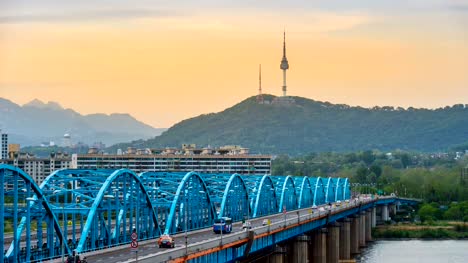 Zeitraffer-des-Dongjak-Brücke-und-Seoul-Tower-über-Han-Fluss-in-Seoul,-South-Korea.4K