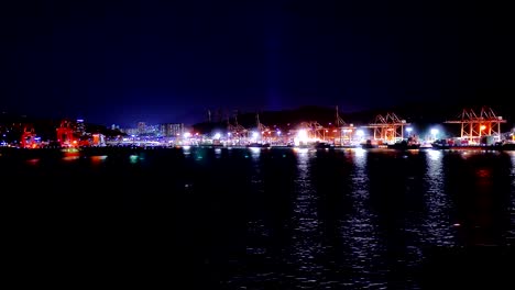 Nachtaufnahme-von-Korea-Busan-Brücke-und-Hafen-vom-Schiff