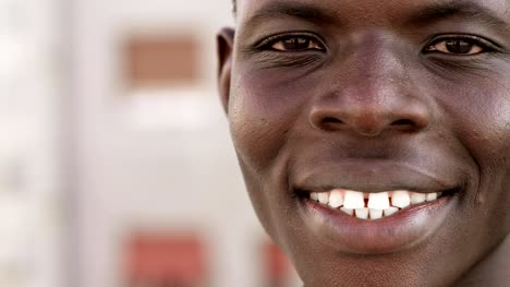 Hübschen-jungen-schwarzen-afrikanischen-Mann-lächelnd-an-Kamera-Close-up