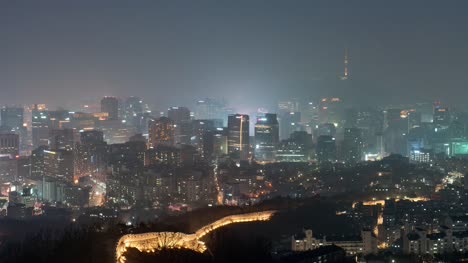 Seoul,-Korea,-Timelapse---Downtown-Seoul-von-Tag-zu-Nacht-wie-von-den-Seonbawi-Felsen-gesehen