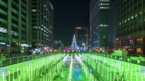 Arroyo-Cheonggyecheon,-gente-caminando-por-la-hermosa-luz-de-la-Navidad-por-la-noche-en-Seúl,-Corea-del-sur
