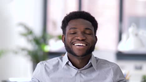 Porträt-des-afroamerikanischen-Mann-lachen