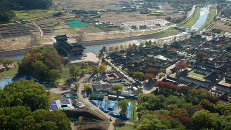 Vista-aérea-otoñal-de-pueblo-tradicional-de-Gyochon,-Corea-del-sur