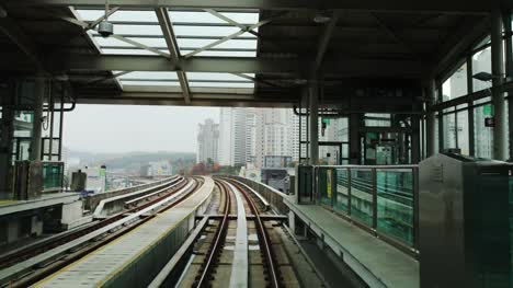 Tren-en-movimiento-en-la-ciudad,-Corea-del-Sur