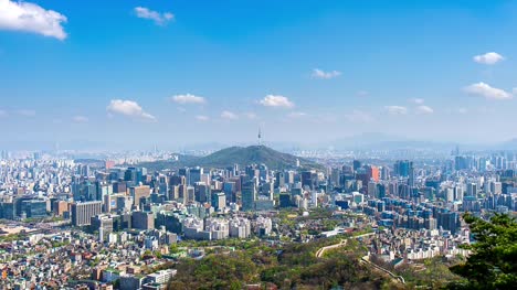 Lapso-de-tiempo-del-paisaje-urbano-en-Seúl-con-cielo-azul-y-la-torre-de-Seúl,-Corea-del-sur.