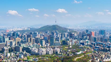 Lapso-de-tiempo-del-paisaje-urbano-en-Seúl-con-cielo-azul-y-la-torre-de-Seúl,-Corea-del-sur.