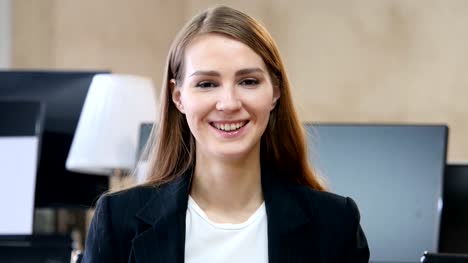 Portrait-of-Smiling-Woman-in-Office